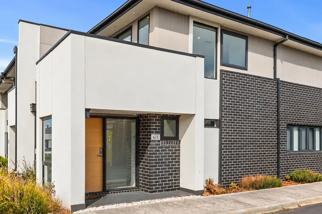 Modern & Spacious Townhouse in Prime Lalor Location