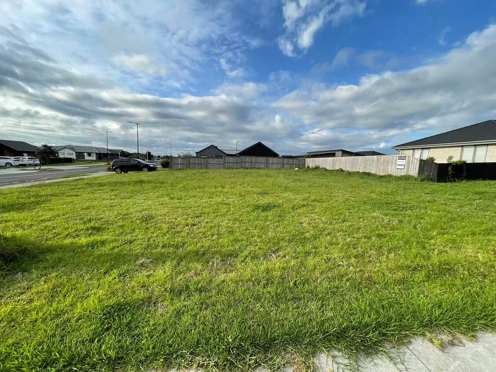 Glenbrook Beautiful flat corner section of 565m2