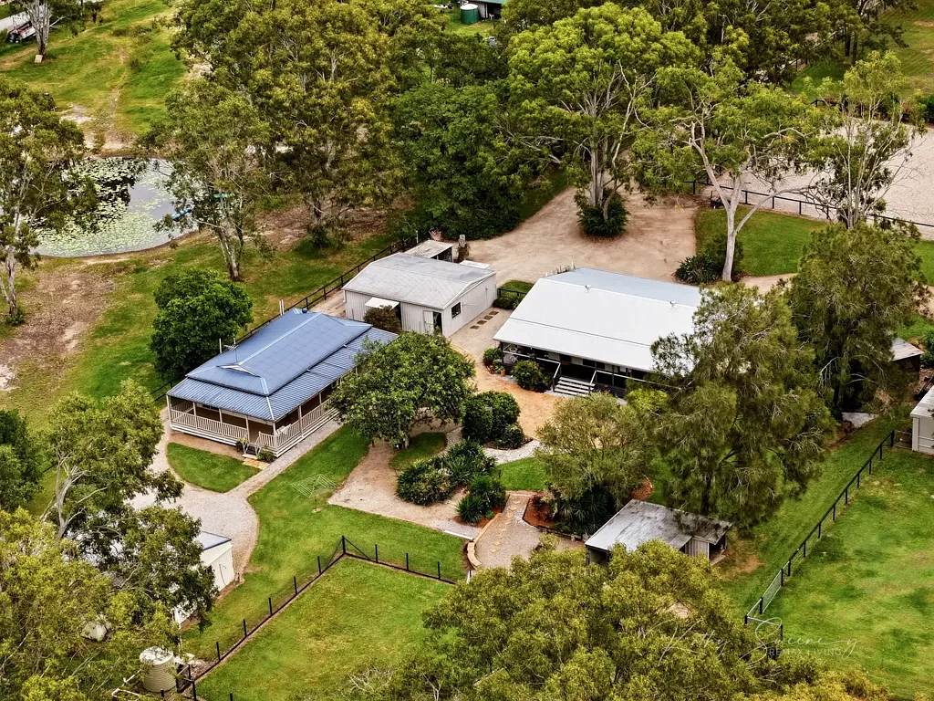 Beachmere 5chambre Horse Lovers' Retreat in Beachmere | 2.01 Ha | Two Homes + Equestrian Facilities