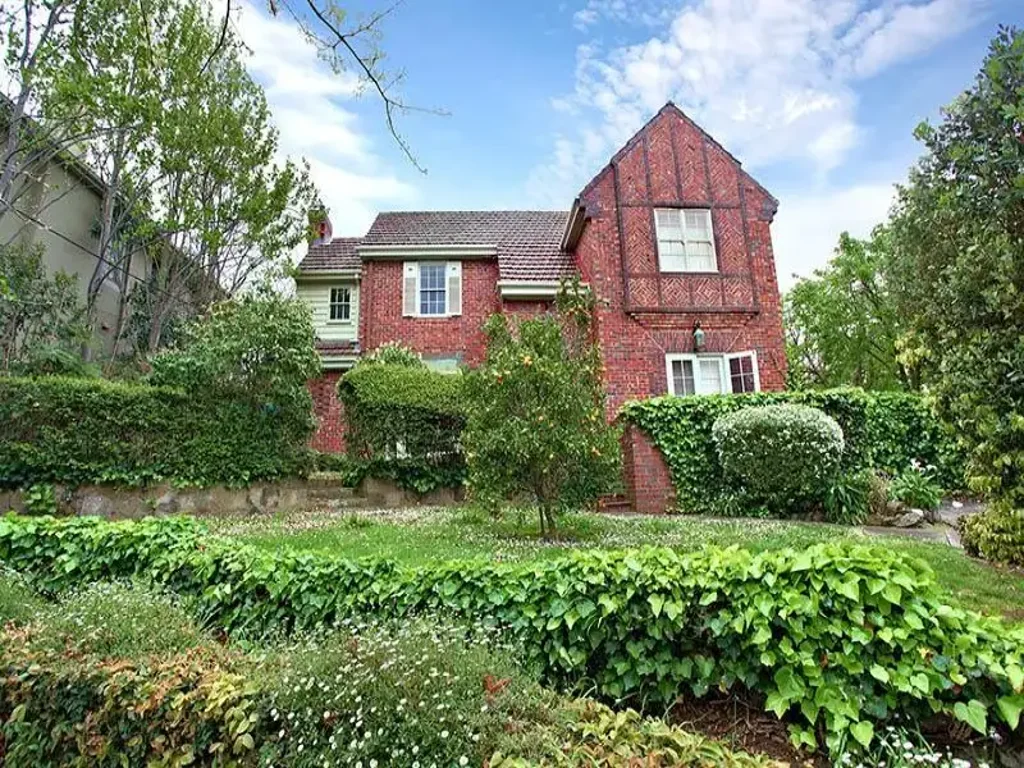 Grand Tudor Charm in Prime Hawthorn Pocket