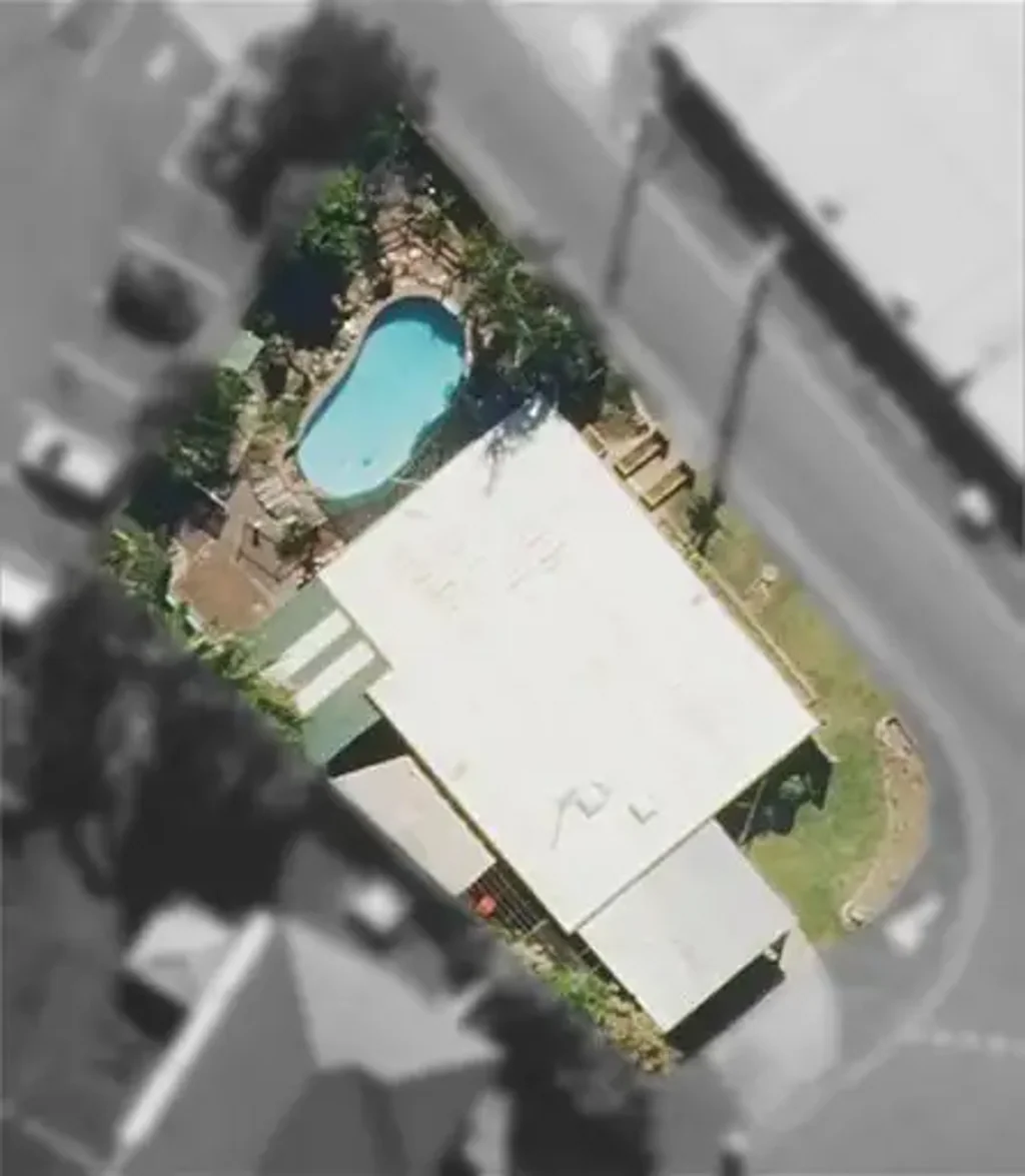 Wynnum West 4房 家庭理想地 612㎡平地 宽敞四卧 游泳池庭院 靠近学校商店 Corner Block Opportunity on 612m - Renovate, Invest, Rebuild or Explore Commercial Potential