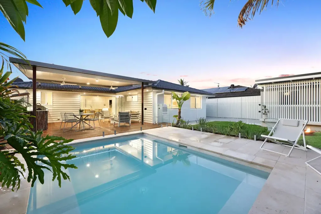 Varsity Lakes 4房  Turn-Key Renovated Masterpiece with Resort-Style Entertaining