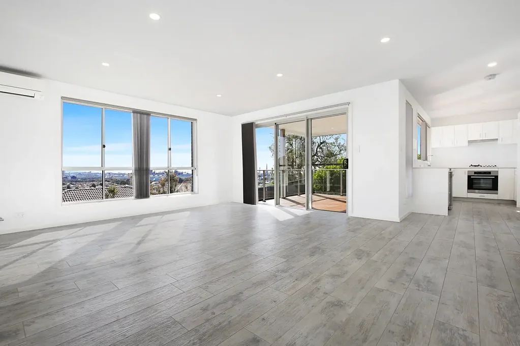 STUNNING TOWNHOUSE WITH CITY & OCEAN VIEWS