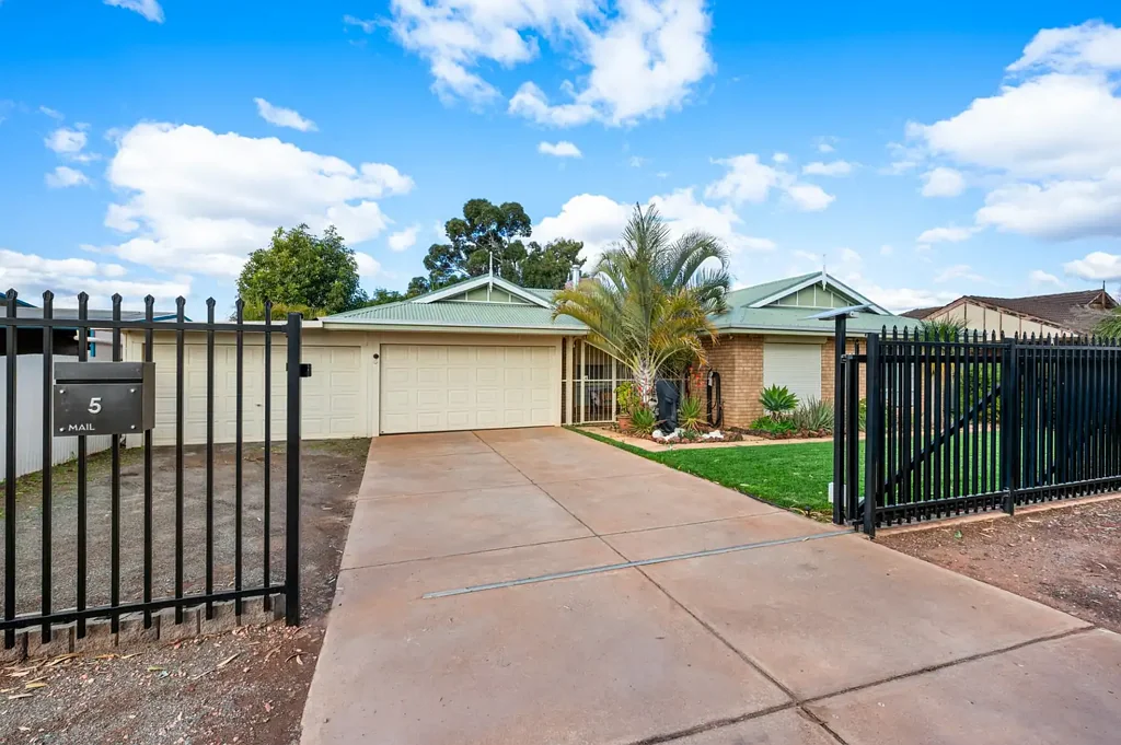 Somerville 4Kwarto Well-Maintained Somerville Brick, Family Home with HUGE 7.5m x 4m Shed!