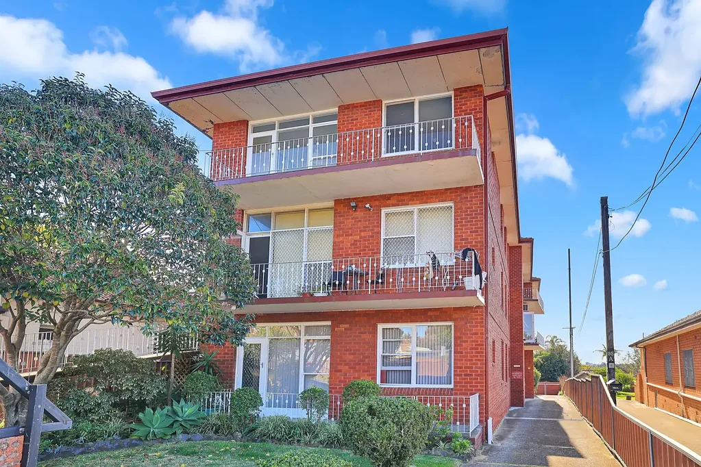 Three bedrooms with city views in Earlwood