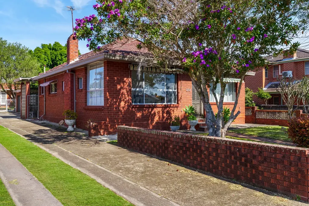 Lovely Single-Level Family Home In Prized Connells Point: Natural Light, Flexible Floor Plan & A Short Walk To The River, Bus, Cafes, Shops & Schools