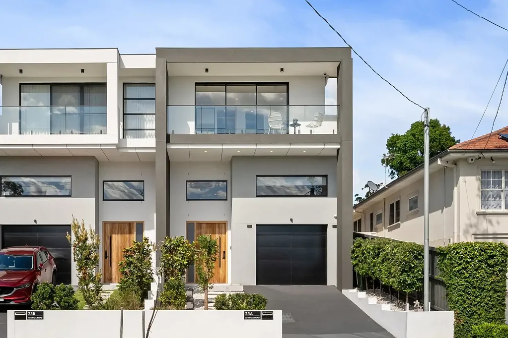 Yowie Bay 4房 建筑师设计 优越地理位置 豪华遮盖户外 阳光后院 美食岛式厨房 宽敞主套房 风管空调 自动锁车库 High-quality family duplex offers luxurious living