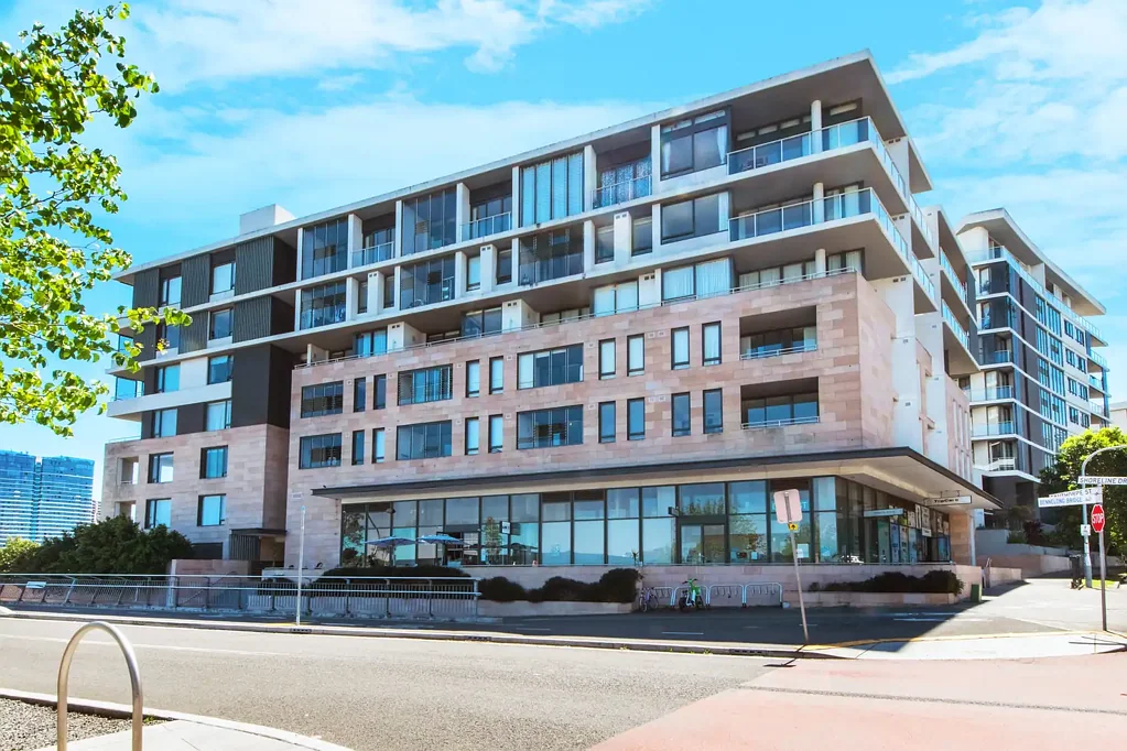LEASED BY THOMAS ELLIOTT 0421 220 677