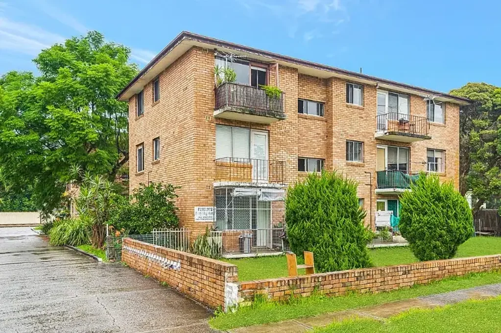 Top Floor Unit In Carramar !