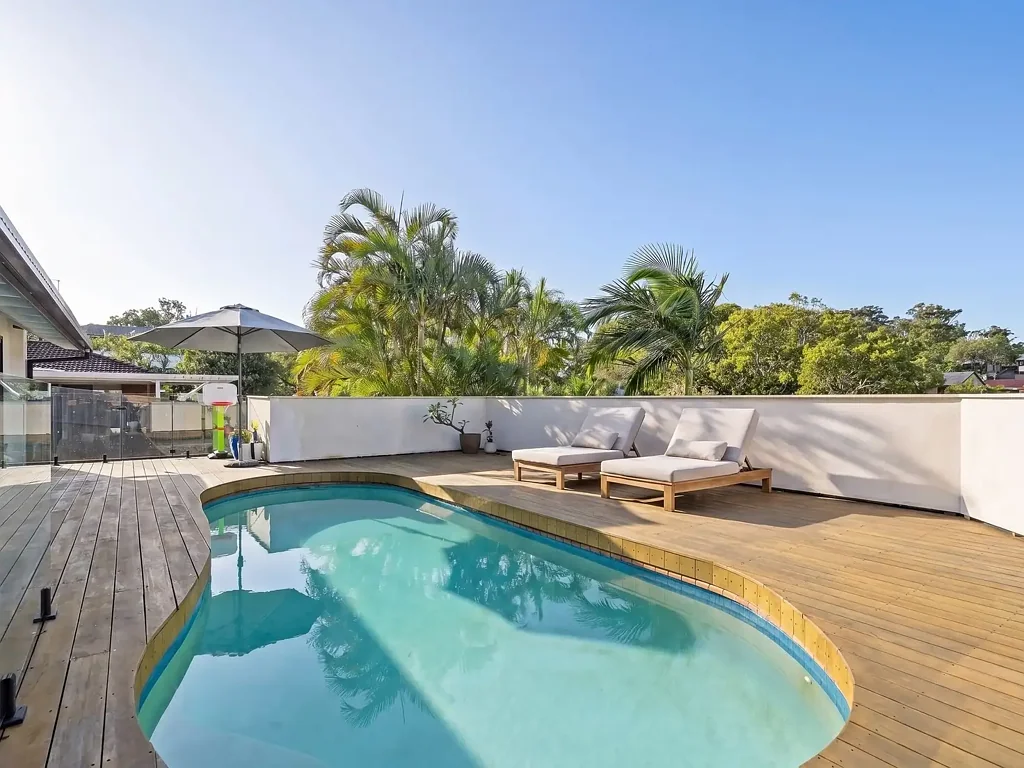 Ashmore 3침실 Elevated Family Retreat with Poolside Entertaining & Leafy Hinterland Views