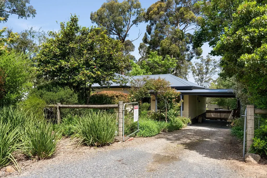 Menzies Creek 3房 Menzies Creek静谧小屋 2465平米阔地 石材厨房 室内外无缝连接 私享自然天堂 多功能户外空间 全屋舒适系统 A WARM & WELCOMING COTTAGE IN A LEAFY SETTING ON 2,465M2