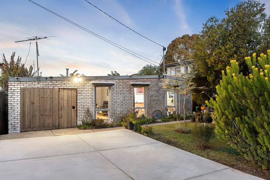 Hastings 3 Bedroom Peaceful Oasis in Old Tyabb - Your Private Retreat Close to Everything