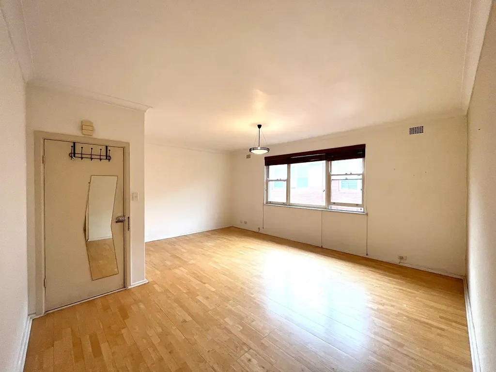 Sunlit Apartment Footsteps to Beach!