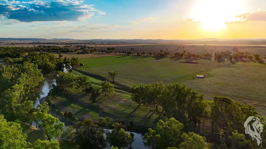 Emerald Hill "EVERGREEN": AN OUTSTANDING RIVERFRONT RETREAT
