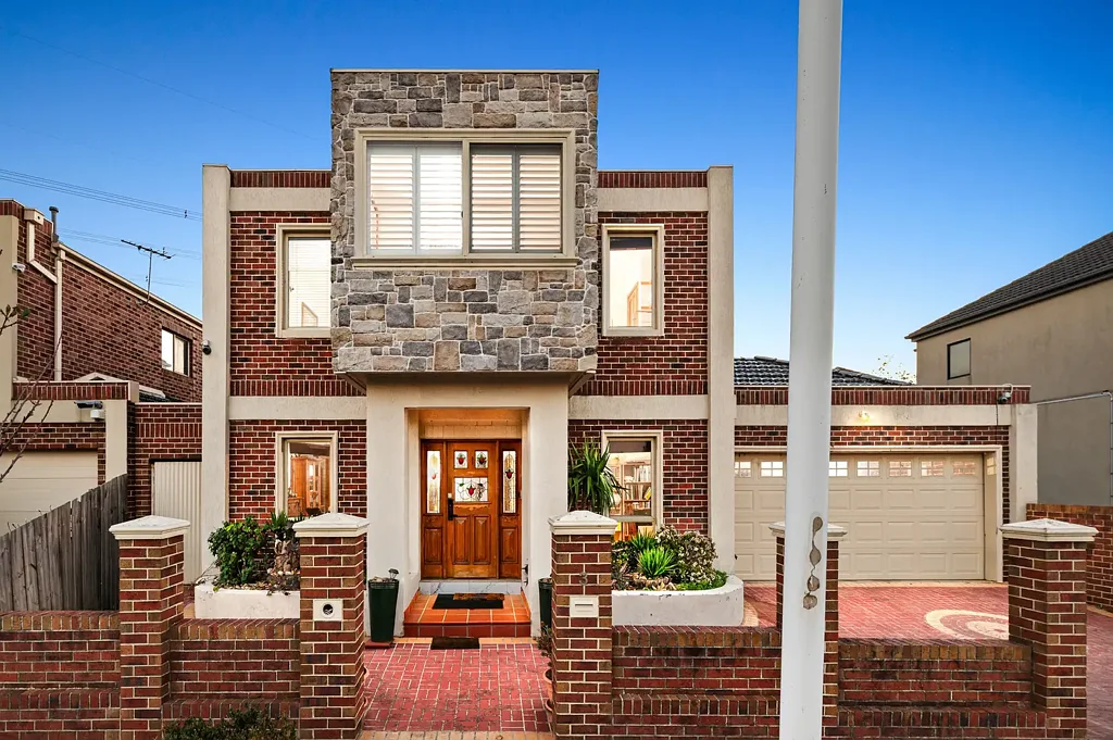South Morang 8침실 TWO HOMES IN ONE - A RARE DUAL LIVING FACING THE LAKES