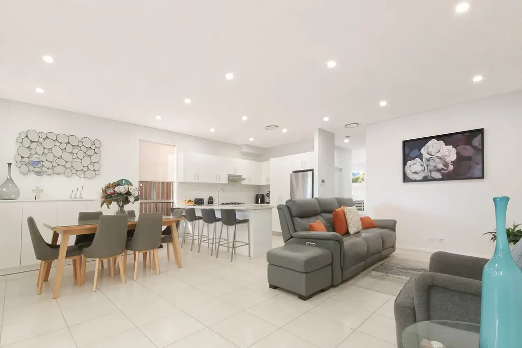 Greenacre 4chambre Modern Street-Facing Duplex-Style Townhouse in Prime Greenacre Location