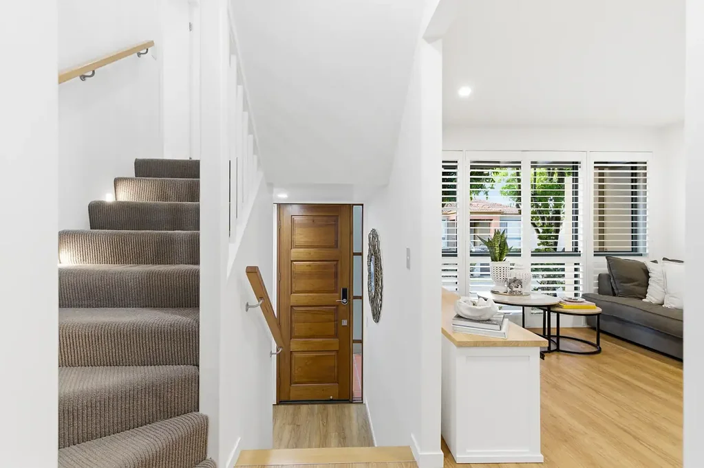 Clear Island Waters 3房  LUXURY RENOVATED TOWNHOUSE IN ONE OF GOLD COAST'S MOST CENTRAL & SOUGHT AFTER LOCATIONS