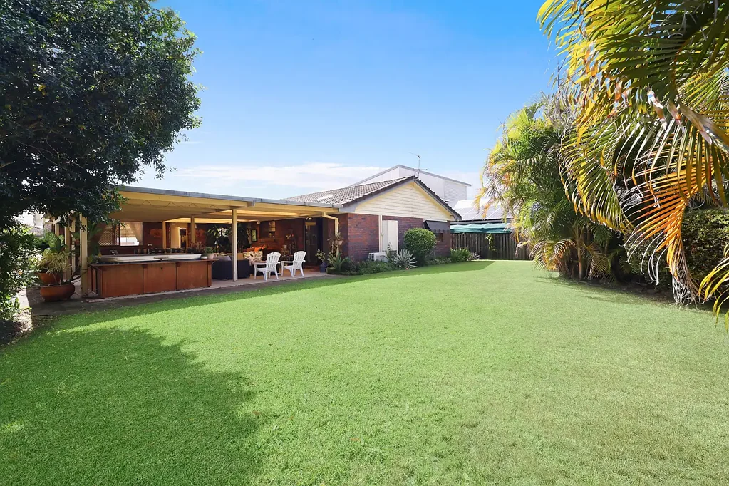 Mermaid Waters 3બેડરૂમ Blank Canvas - Rare Renovation Opportunity Backing Waterfront Parkland
