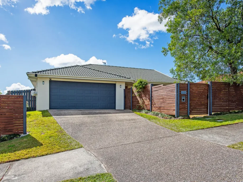 Pacific Pines 4房  Renovated Family Home on 710m2 Elevated Block