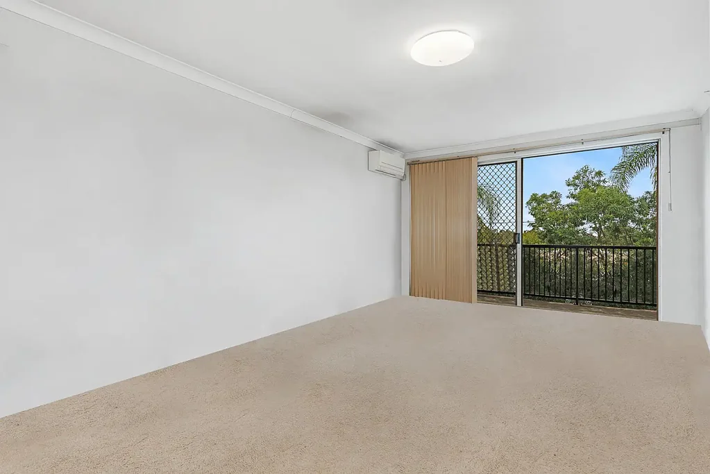 Toowong 2房 顶层隐私绝佳 东向阳台迎晨光 两卧宽敞带车位 接近原状易翻新 地段便利潜力足 Top Floor Opportunity with Endless Potential