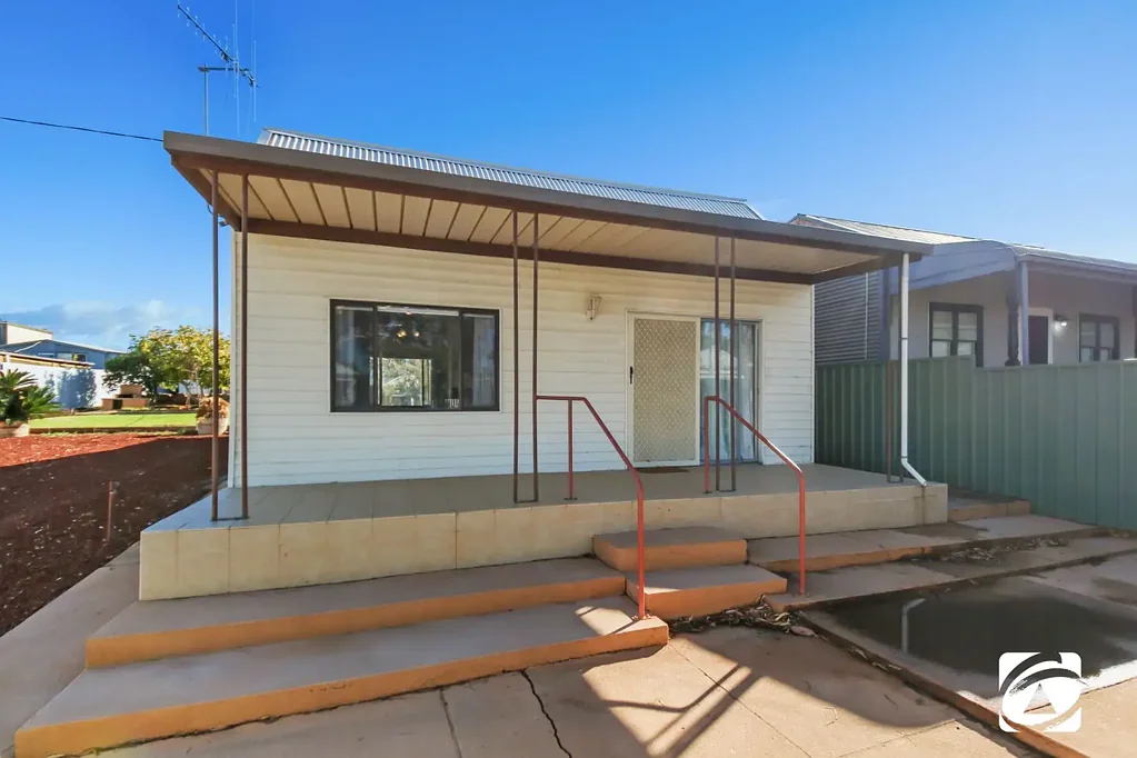 Broken Hill 2Moenga NEAT HOME IN CONVENIENT LOCATION
