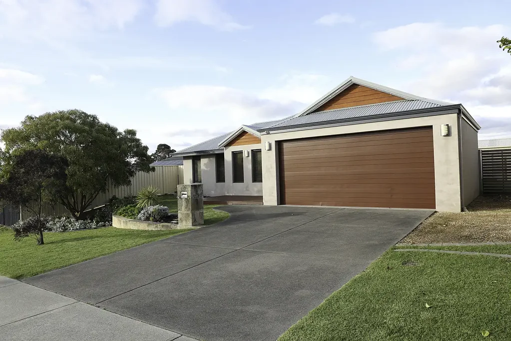 Mckail 5Moenga Executive 5 Bedroom Family Home | Study | Theatre | Activity Room | Powered Workshop