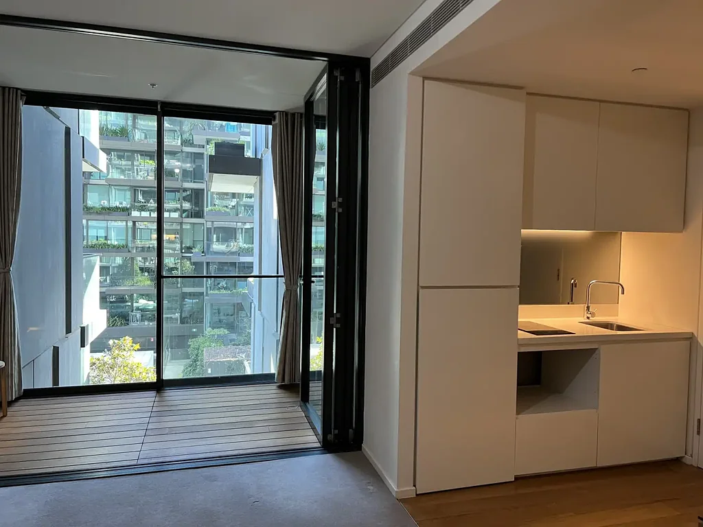DUAL KEYED & UNFURNISHED STUDIO WITH GREAT VIEWS