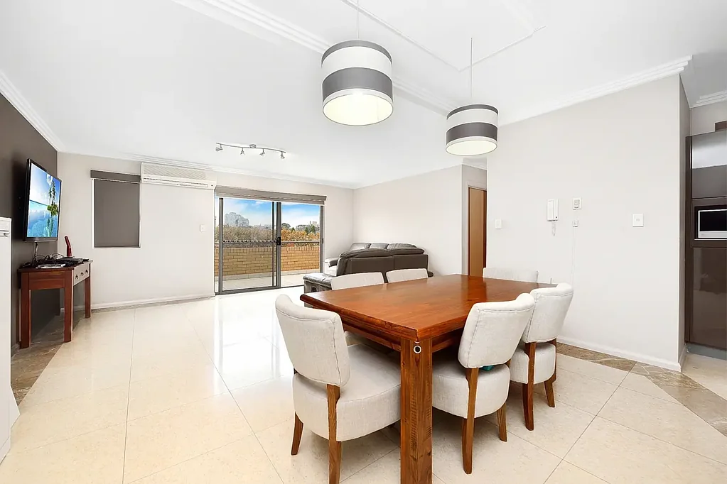 Strathfield 3બેડરૂમ 176m2 Split Level Penthouse Style Apartment