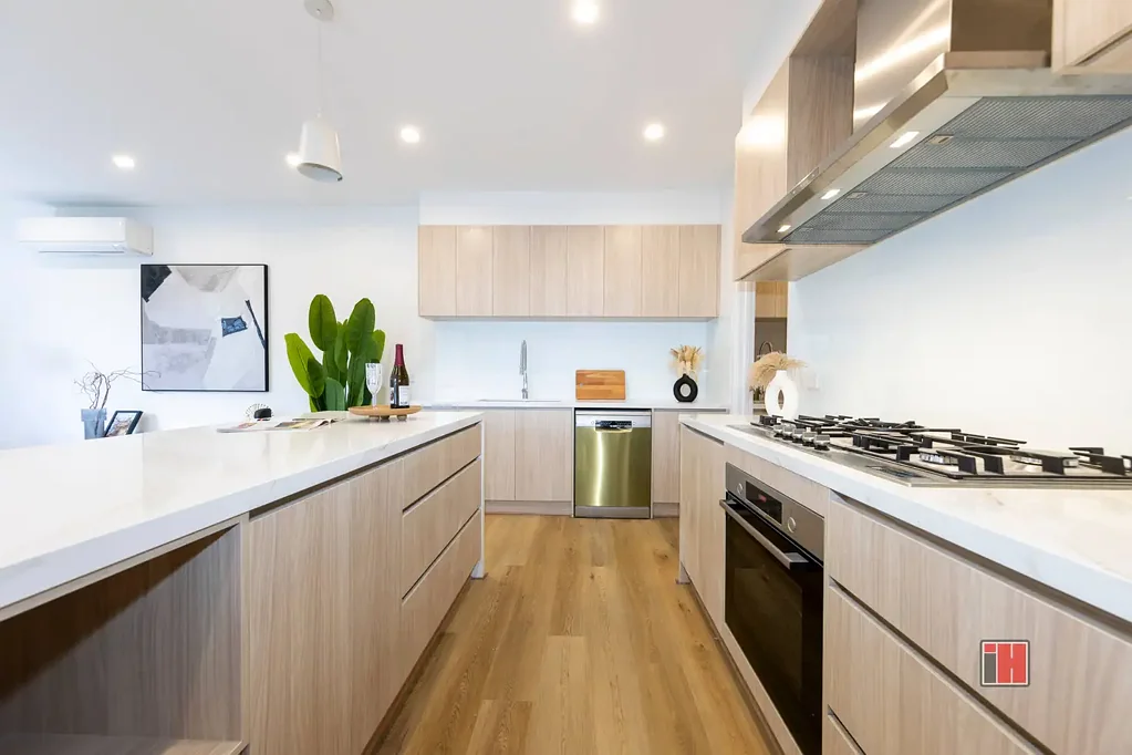 Avondale Heights 4ห้องนอน Refined Townhome Living in Avondale Heights