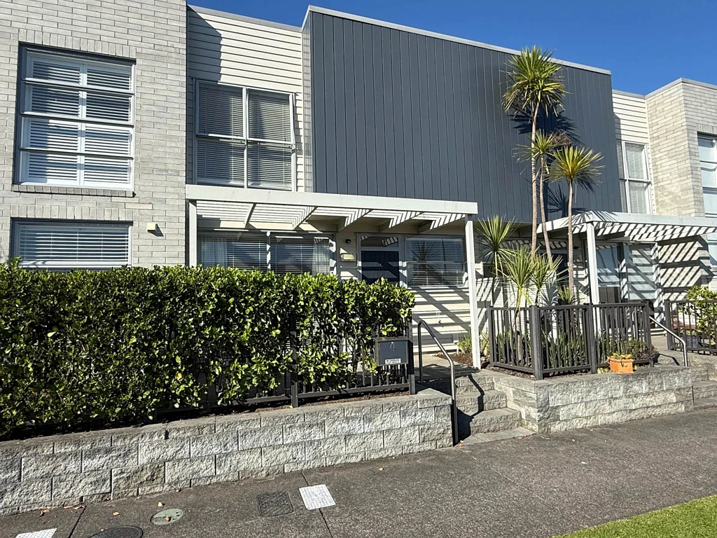 STUNNING 2 BEDROOM HOME IN PRIME LOCATION