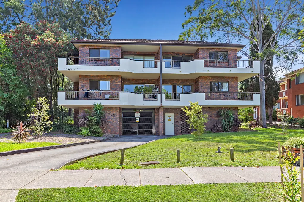 LARGE 2 BEDROOM UNIT, 1 BATH, 1 C/SPACE - CARPETED THROUGHOUT