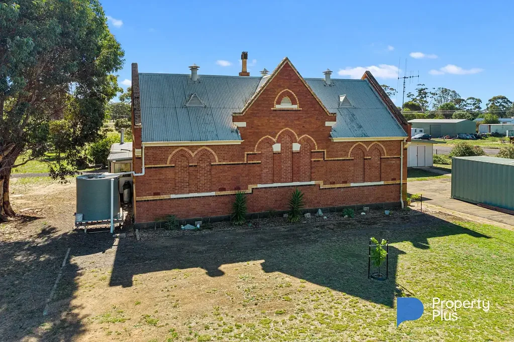Newbridge Newbridge School CC 1866 /Refurbished living area on 2.5 acres. Loddon River Precinct