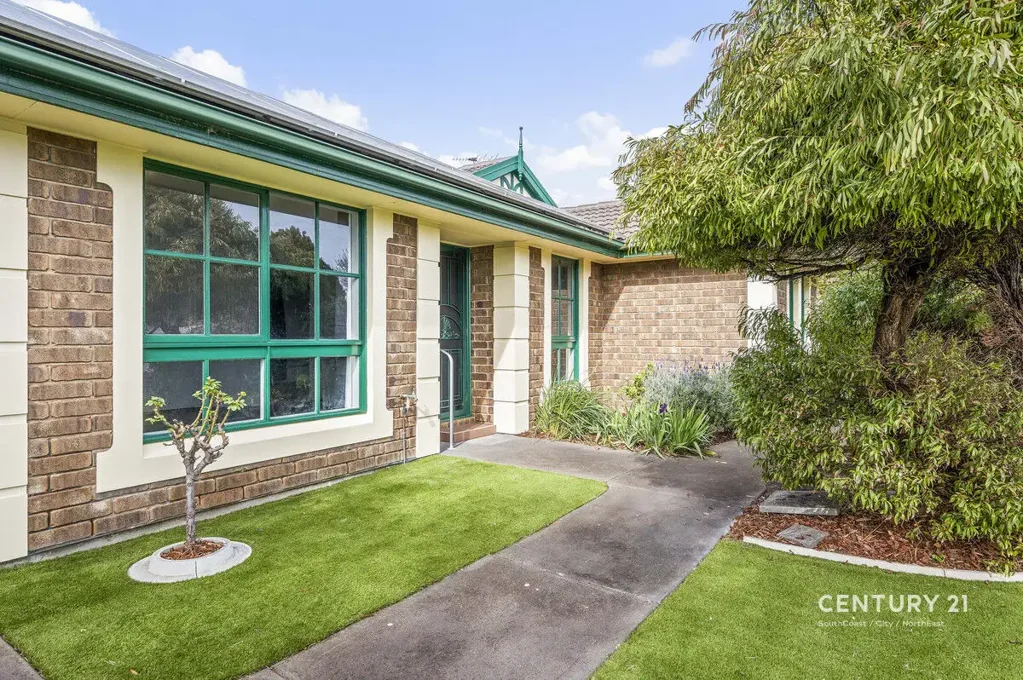 Moana 3 Bedroom Quiet Cul-de-Sac Living Moments from Moana Beach