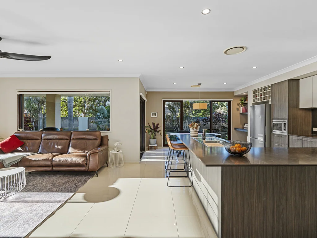 Brighton 3房 2015年建 449m²转角地 主卧套内带双盥洗 开放式设计 石材厨房Bosch电器 带顶棚露台 3万L泳池 背靠保留地 Private Living with Pool, Privacy & Entertaining at its Heart