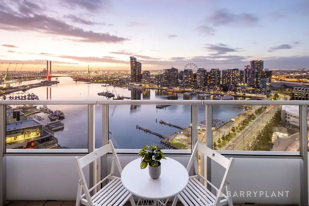 Docklands 2房 双钥匙设计灵活  水景视野壮丽  现代厨卫精装  市中心便捷生活  高端设施齐全  安全停车储物 Soak in Spectacular Harbour Views from This Rare Dual Key Opportunity!