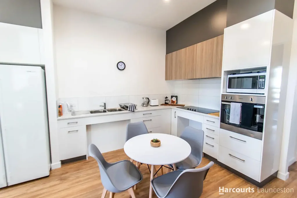 Modern Fully Furnished Studio Suite - All Utilities Included
