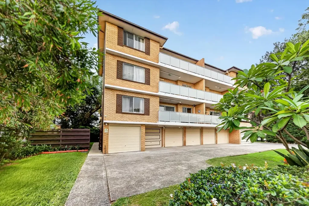 Updated Top-Floor Apartment with Two Balconies in a Prime Maroubra Location