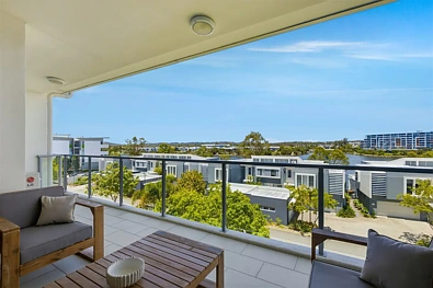Varsity Lakes 2房 Modern top floor 2 Bedroom Unit with Lake Orr Views