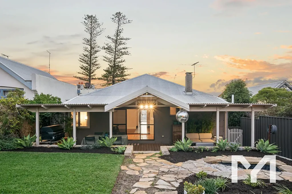 East Fremantle 3房  You're Invited to... Elevated Character with Views