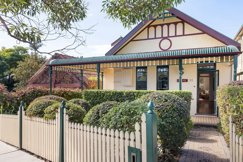 Hunters Hill 3房 Standalone character residence 562sqm level block 优雅法式门 宽敞起居室 靠近公园&学校 Single level character home on 562sqm in convenient parkside location.