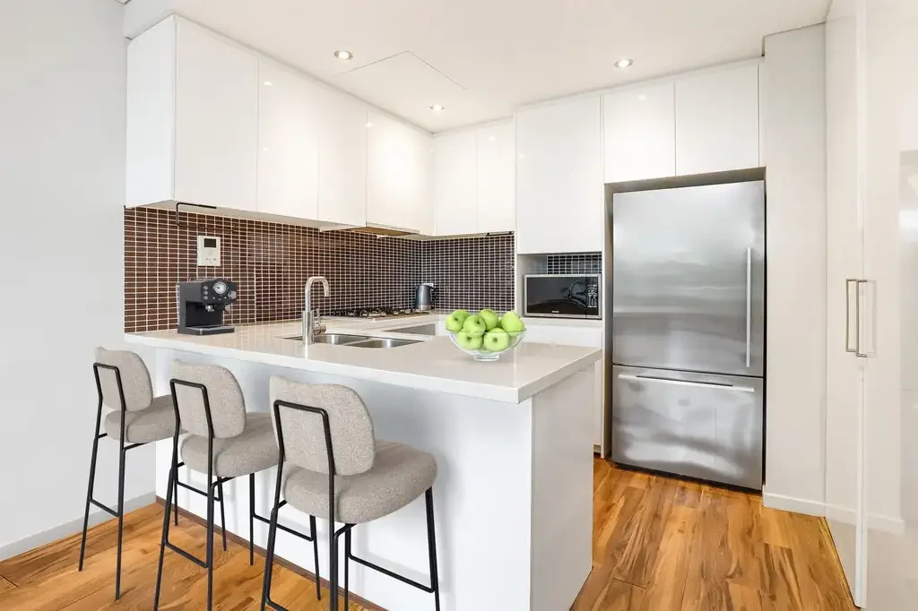 Wahroonga 1chambre Spacious north facing apartment, green leafy outlook, approx. 900m to Wahroonga Station