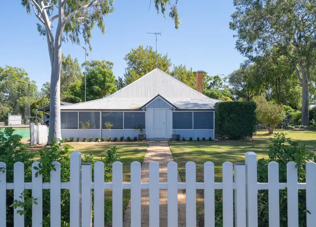 Moree 4 Bedroom The Complete Family Package - Pool, Tennis Court & Space