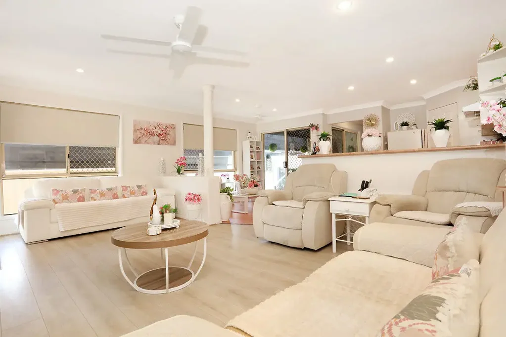 1/27 Eider Avenue, Paradise Point, QLD 4216