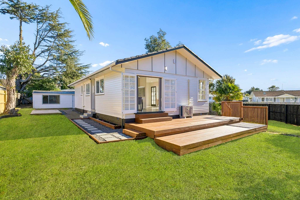 Manurewa 3房  Renovated perfection-Massive 690m² corner section