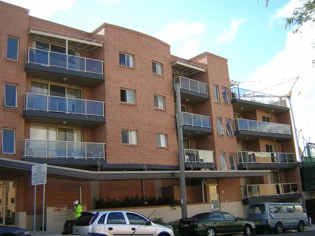 WELL MAINTAINED, THREE BEDROOM UNIT IN SECURITY BUILDING