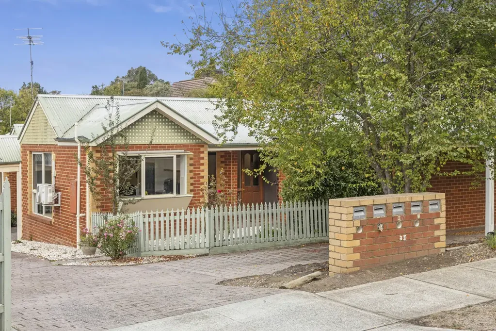 Gisborne 2ห้องนอน Charming Federation-Inspired Unit in the Heart of Gisborne