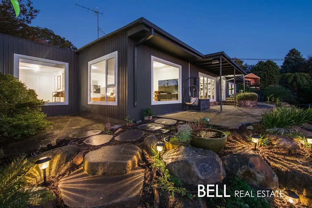 Ferny Creek 5房  中世纪风格与花园尺度相结合，占地一英亩以上  Mid-Century Style Meets Garden Scale on an Acre Plus