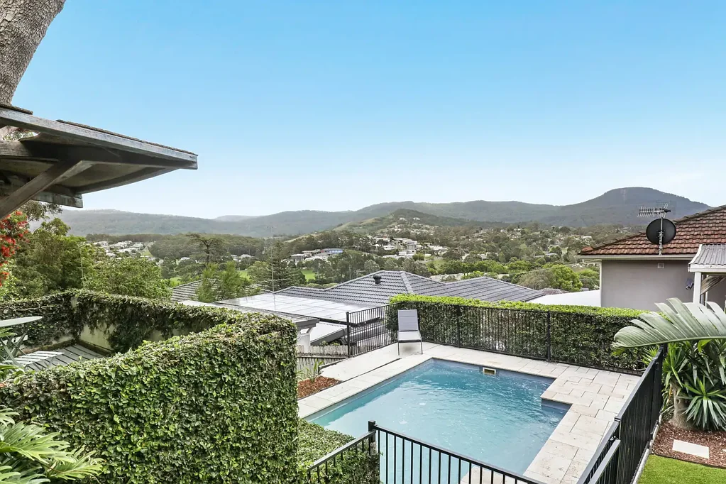 Figtree 3房 悬崖全景视野 时尚Shaker厨房 多功能下层空间 清澈地下泳池 热带景观花园 步行学校商圈 Renovated dual-level family home with pool and views