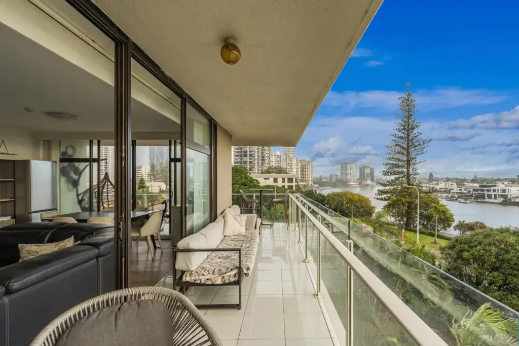 Surfers Paradise 3Moenga MUST BE SOLD – COASTAL LIVING BETWEEN THE RIVER & THE SEA