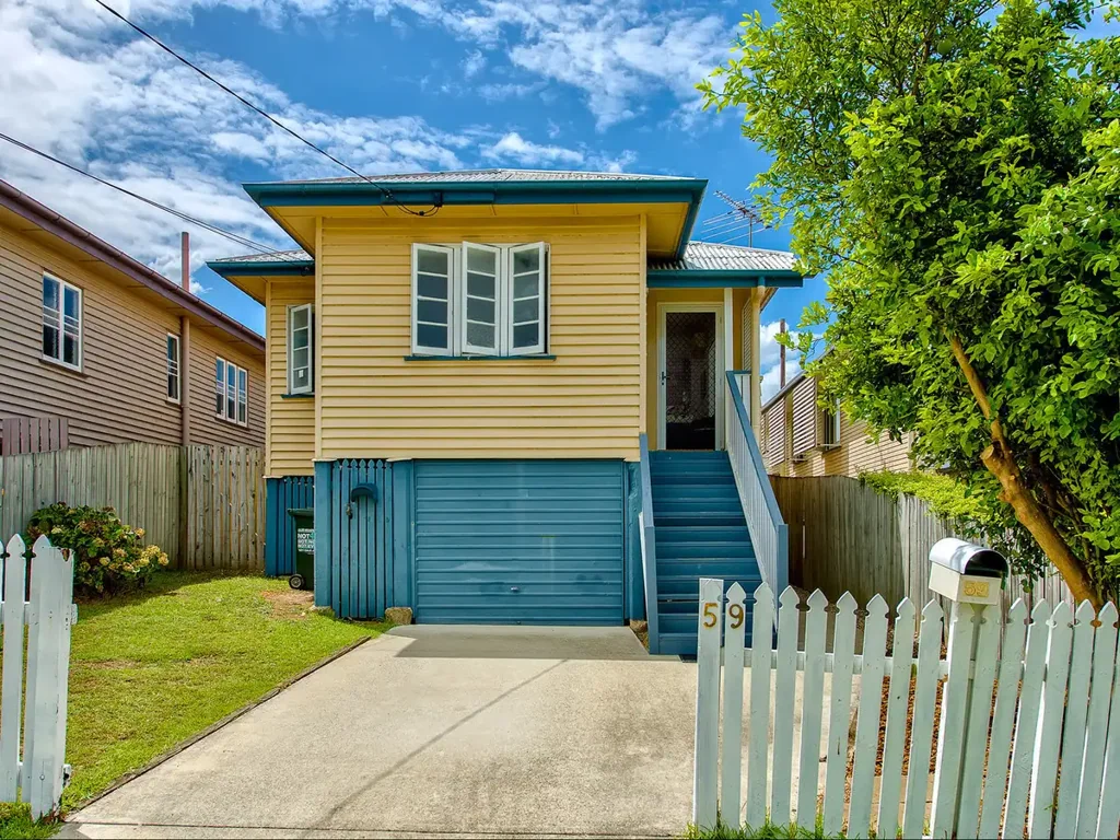 AIR CONDITIONED 3 BEDROOM HOUSE IN CENTRAL LOCATION